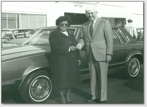 vann york handing keys to a customer circa 1968 img